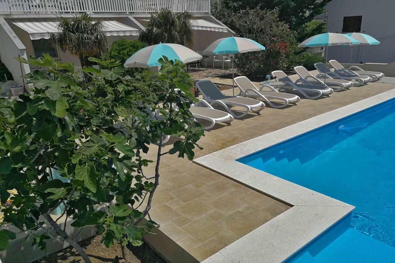 Beachfront Apartments Anita With Pool Karlobag Exteriör bild