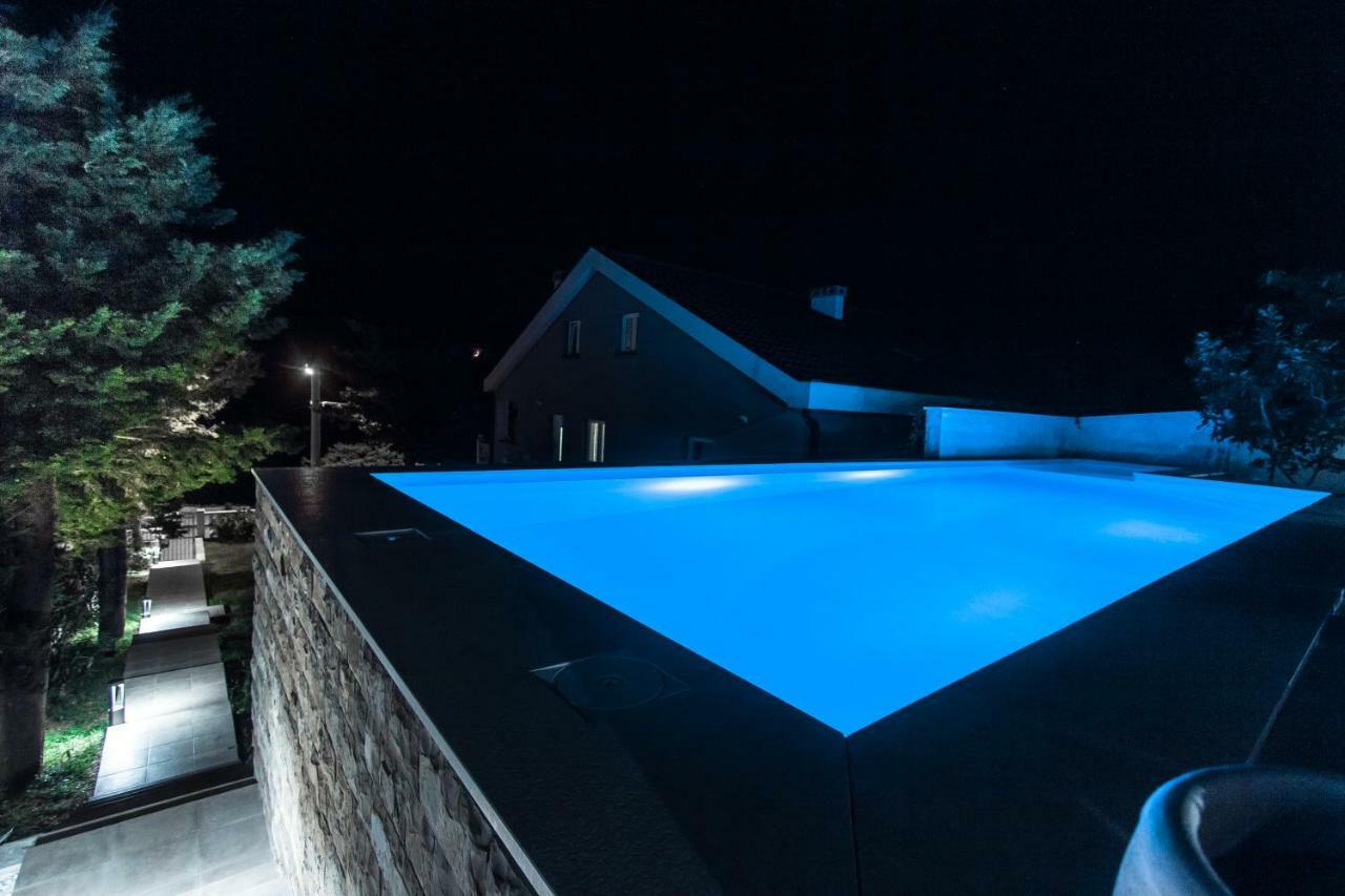 Beachfront Apartments Anita With Pool Karlobag Exteriör bild